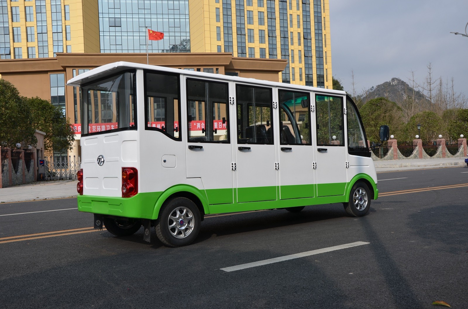 11座全封闭式观光车